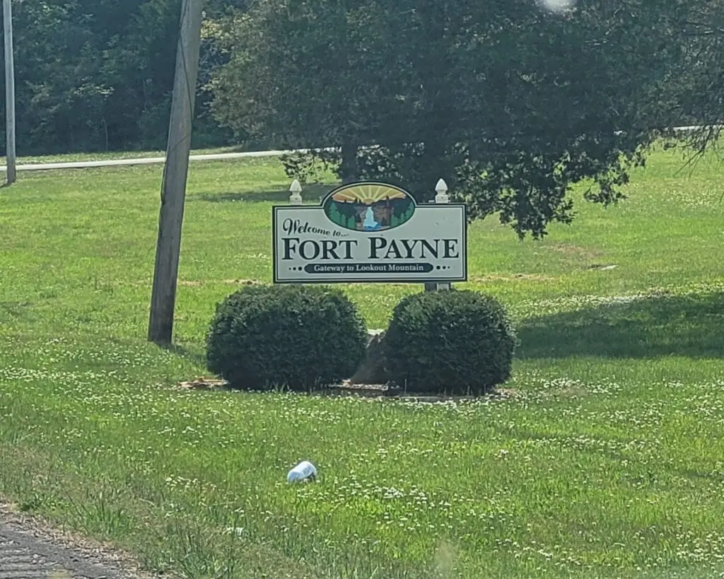 An outdoor sign that says Welcome to Fort Payne Gateway to Lookout Mountain